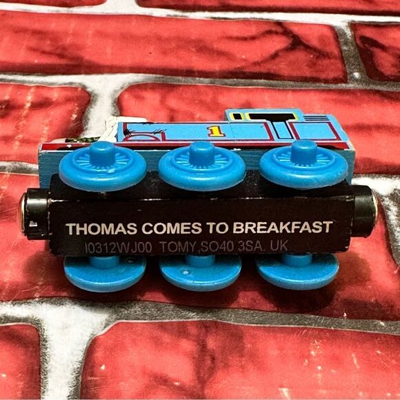 Thomas & Friends Railway wooden magnetic Thomas #1 Train - Picture 3 of 6